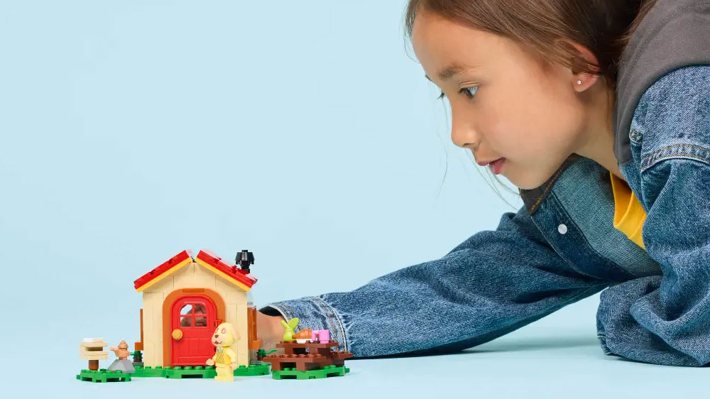 D&iacute;vka se stavebnic&iacute; LEGO&reg; Animal Crossing&trade; 77058 Goldie a jej&iacute; &uacute;tuln&yacute; dům_03