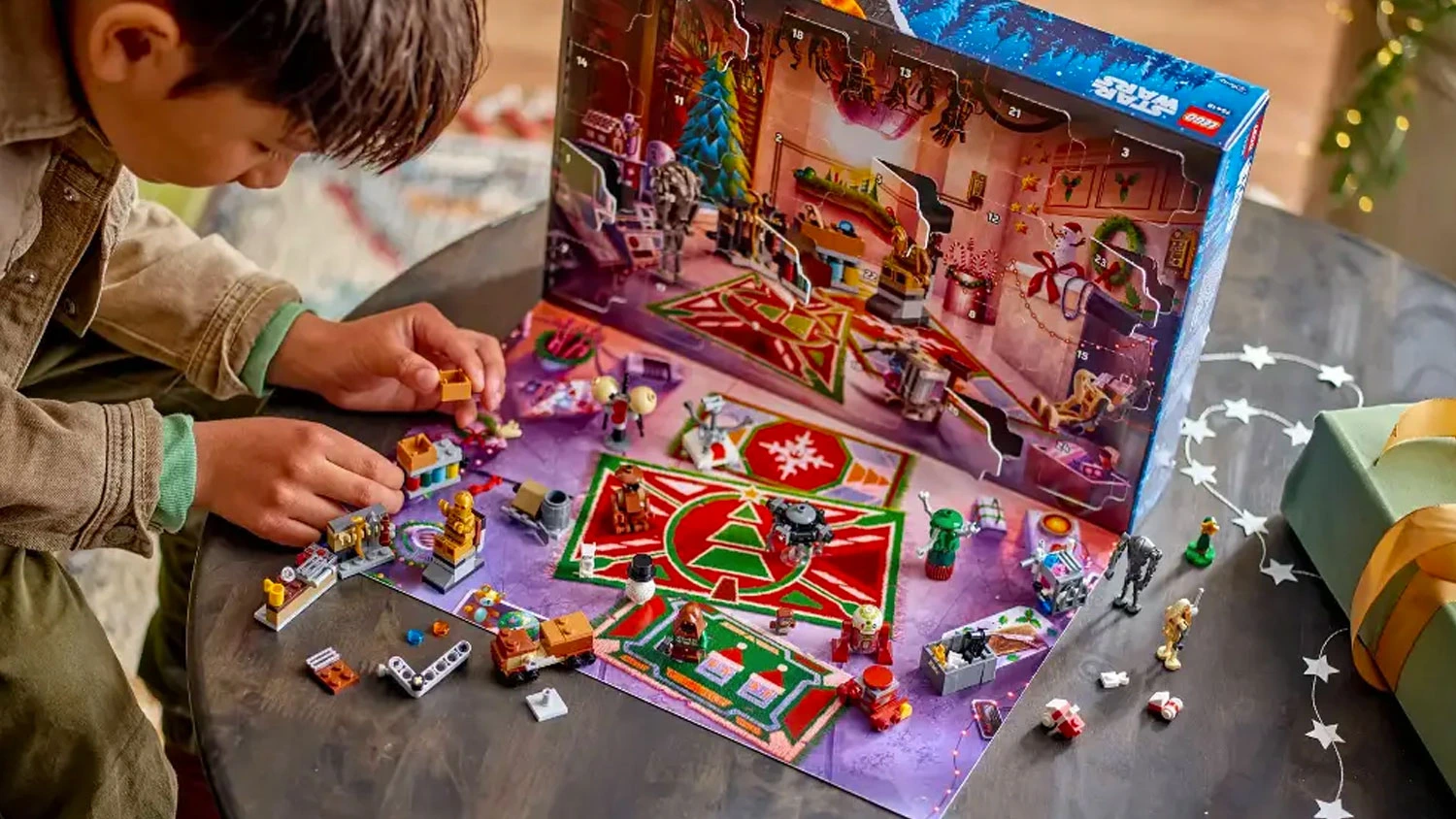 Chlapec staví LEGO® Star Wars™ 75418 Adventní kalendář 2025