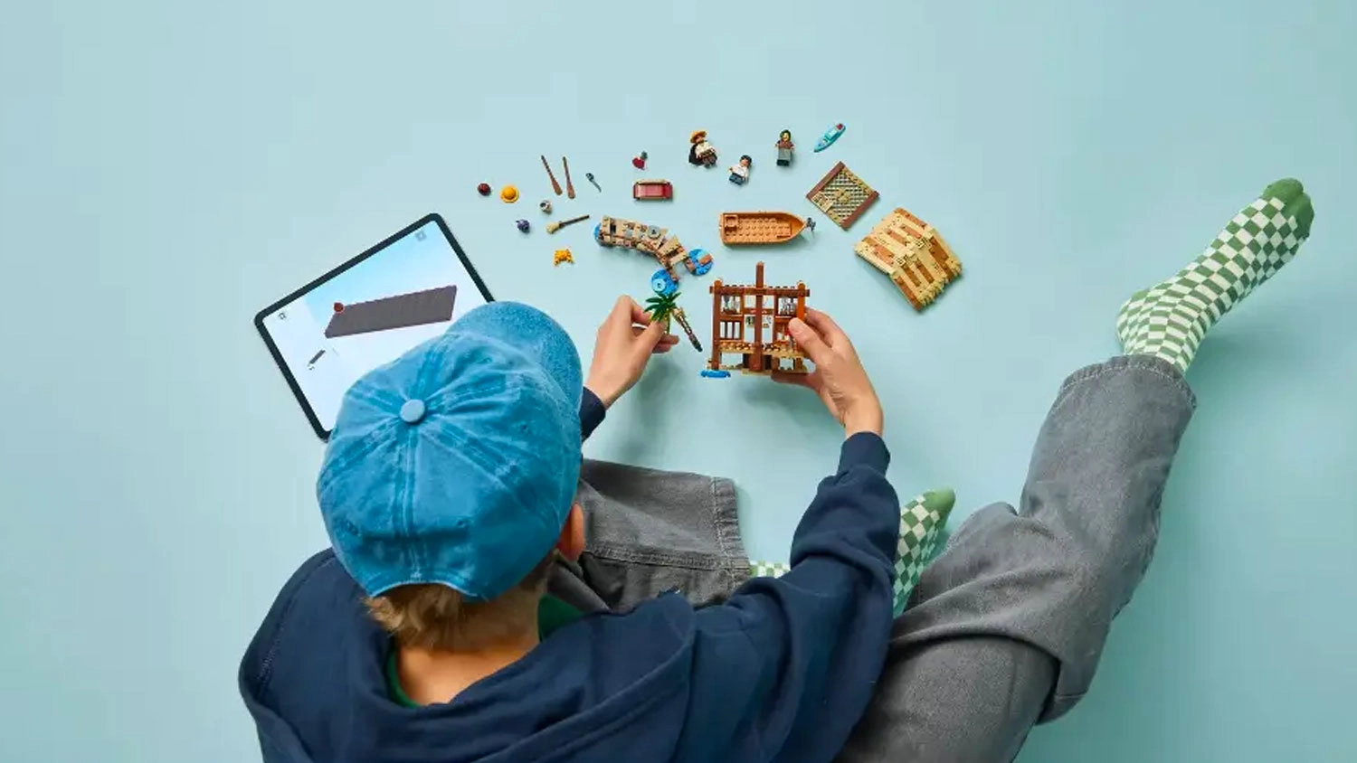 Chlapec stavia Lego pomocou aplikácie