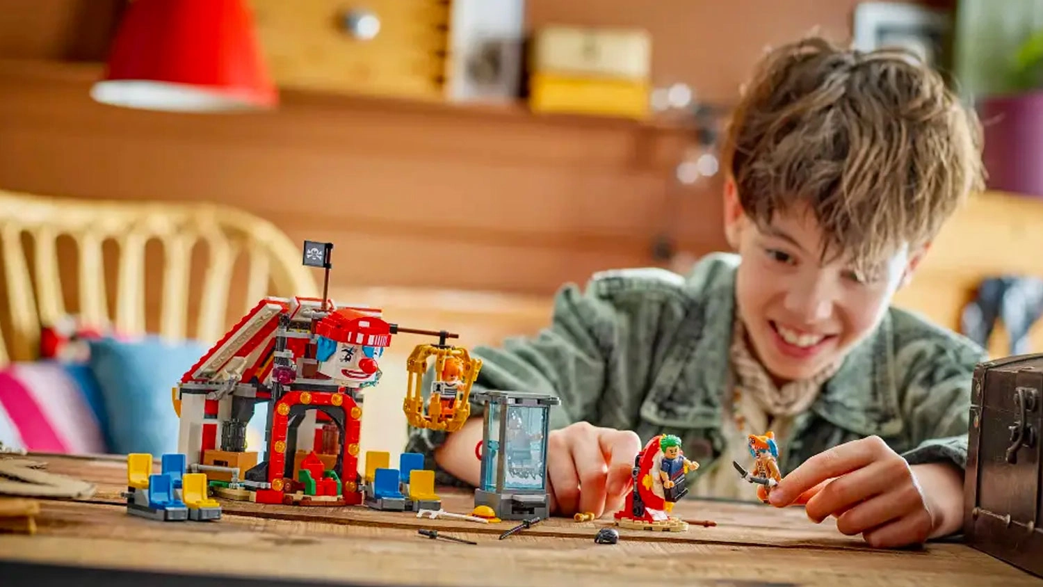 Chlapec sa šťastne hrá s modelom stavebnice LEGO® ONE PIECE 75637 Klaun Buggy a jeho cirkusový stan.