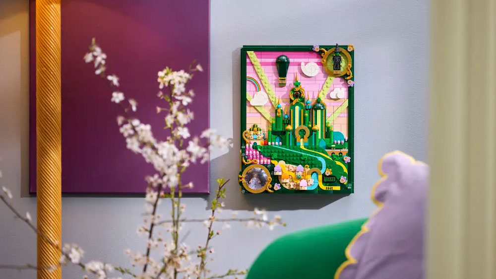 Stavebnica LEGO&reg; Wicked 75685 N&aacute;stenn&eacute; umenie: Emerald City zavesen&aacute; v interi&eacute;ri_03