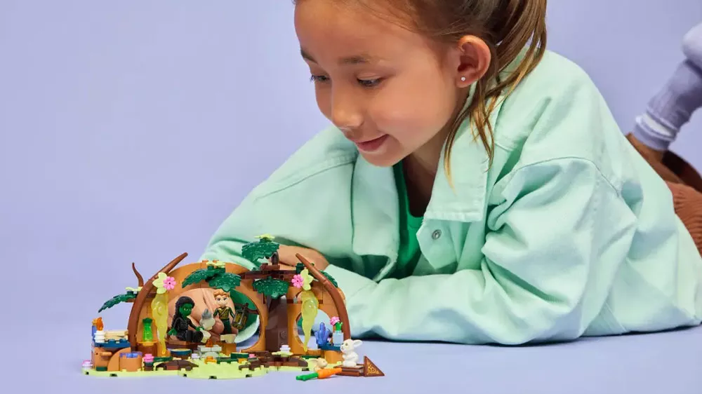 Dievčatko sa hrá so zostaveným modelom stavebnice LEGO® 75687 Elphaba a jej úkryt_03