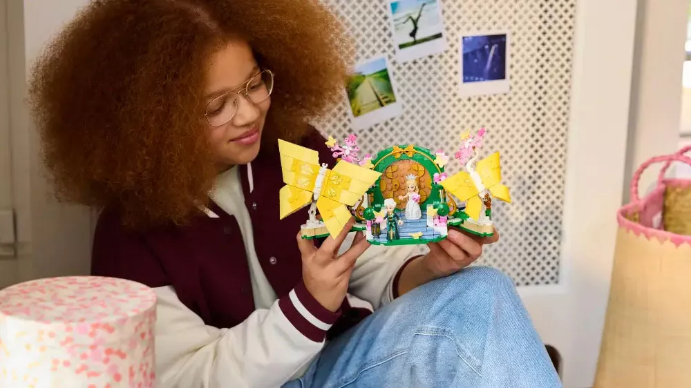 Dievča drží v ruke zostavený model stavebnice LEGO® 75688 Glinda a jej svadba_03