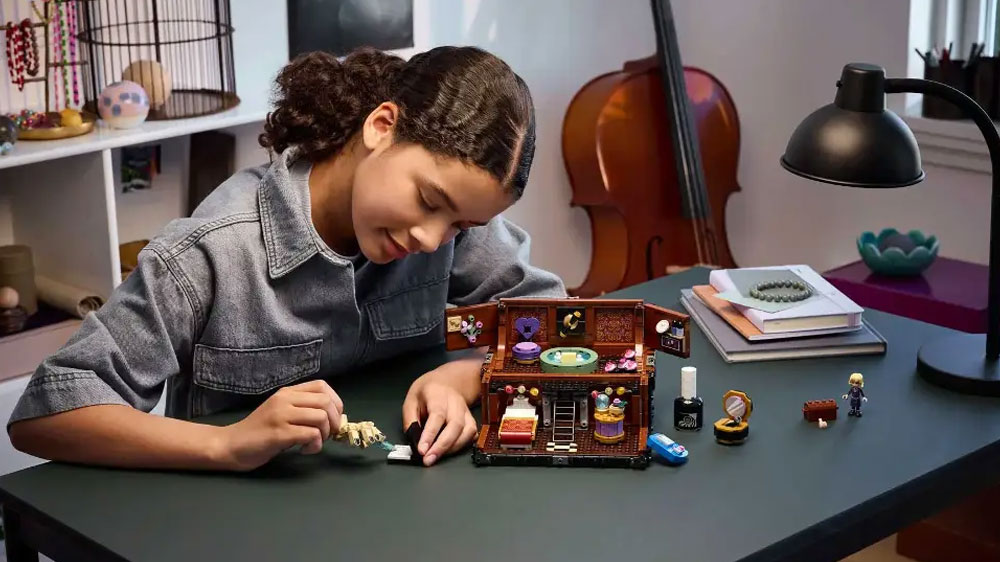 Dievča hraj&uacute;ce sa so stavebnicou LEGO&reg; Wednesday 76785 Vec a jeho byt_02