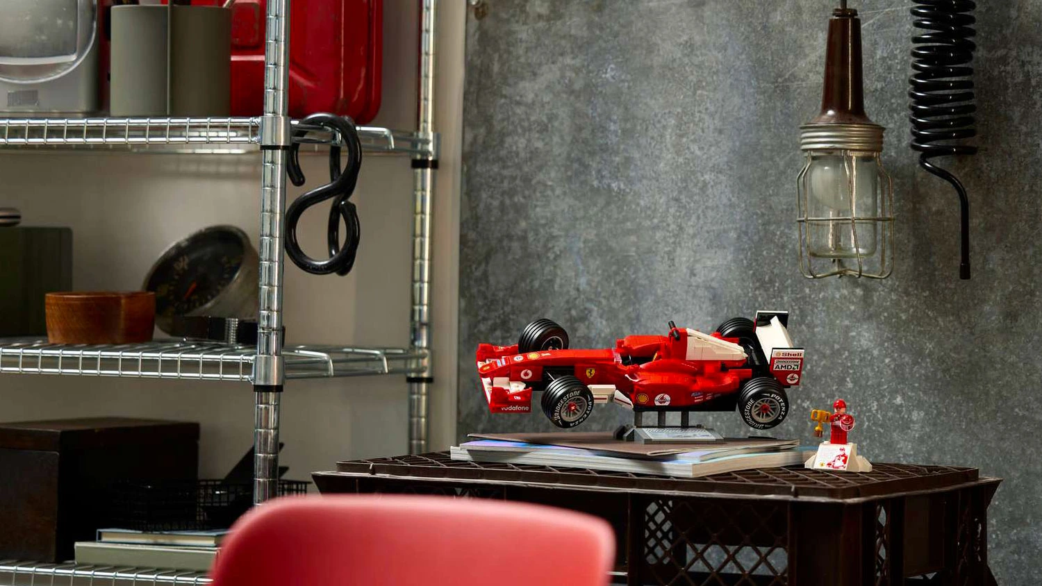 Stavebnice LEGO® Icons 11375 Ferrari F2004 a Michael Schumacher vystavená na stolku