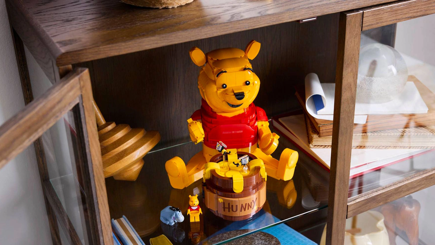Stavebnice LEGO® | Disney 43300 Medvídek Pú vystavená ve vitríně