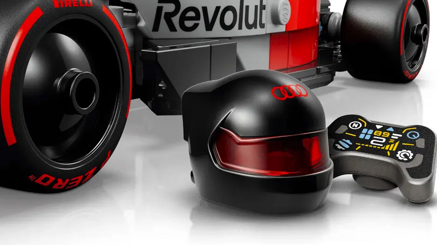 Detailn&iacute; pohled na č&aacute;st z&aacute;vodn&iacute;ho auta Audi Revolut F1 Team R26 ze stavebnice LEGO&reg; (77259), helmu s logem Audi a volant