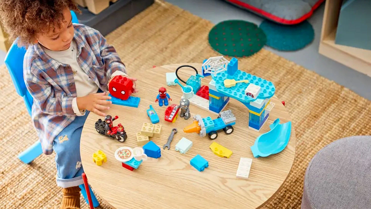 Chlapec si hraje s kostkami LEGO&reg; DUPLO&reg; 10464 Spideyho t&yacute;m a pavouč&iacute; z&aacute;kladna