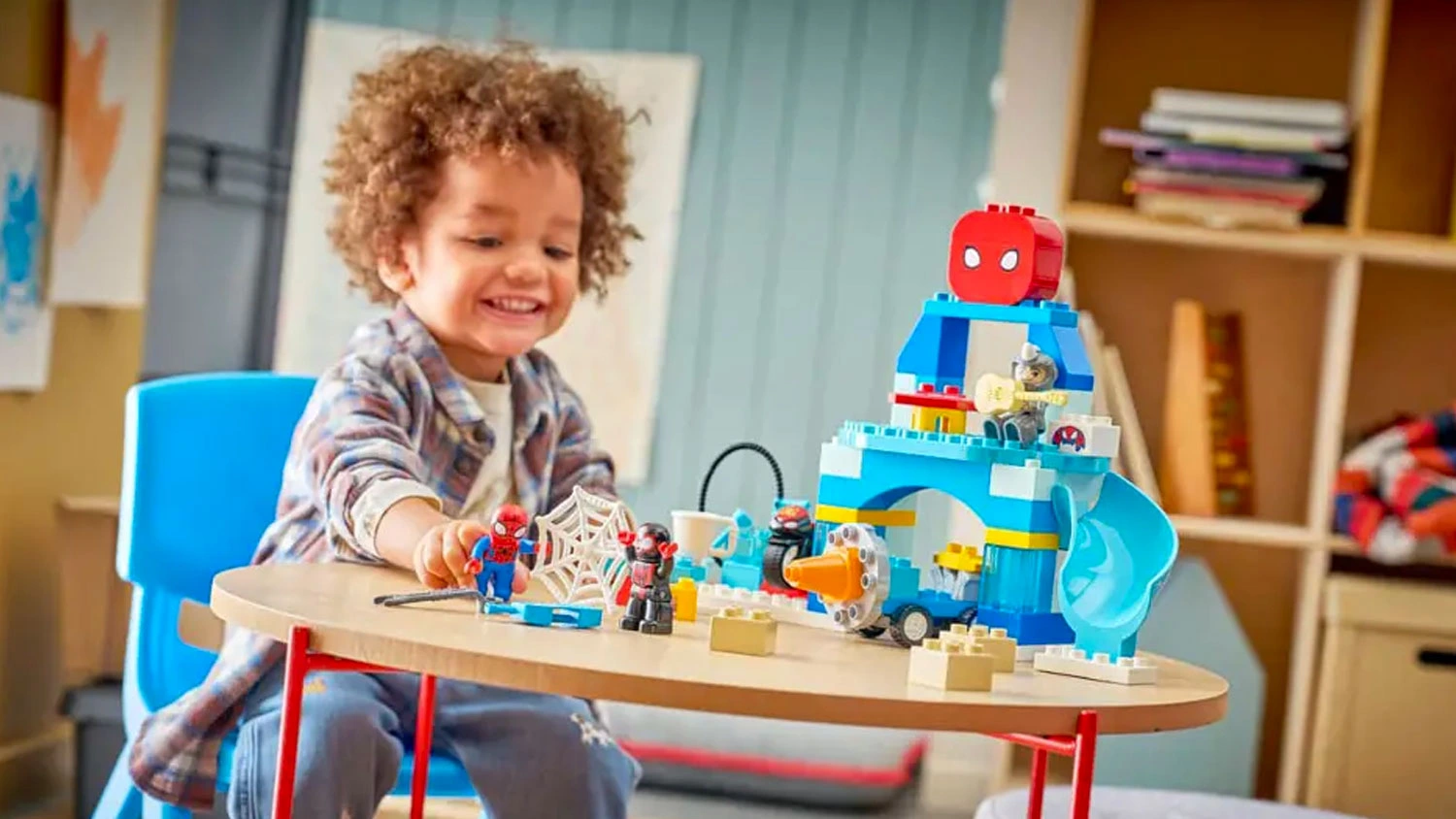 Chlapes stav&iacute; kostky LEGO&reg; DUPLO&reg; 10464 Spideyho t&yacute;m a pavouč&iacute; z&aacute;kladna