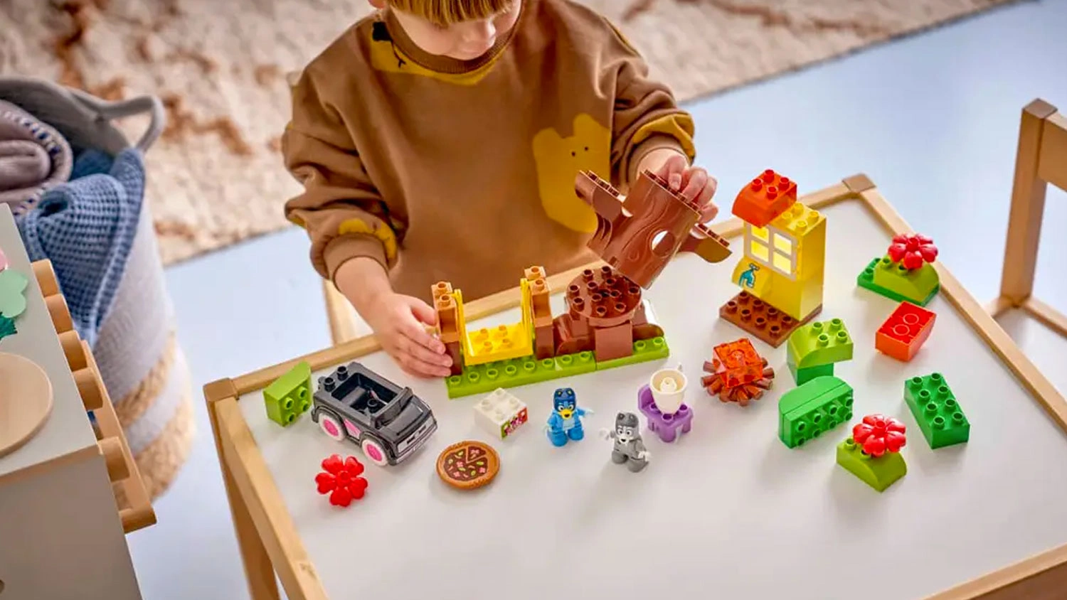 Chlapec stav&iacute; kostky LEGO&reg; DUPLO&reg; 10469