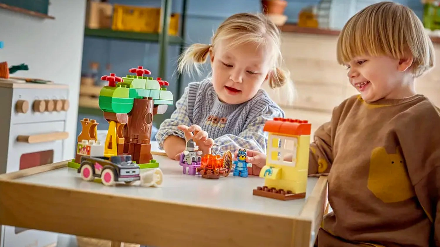 Mal&eacute; děti si hraj&iacute; s kostami LEGO&reg; DUPLO&reg; 10469