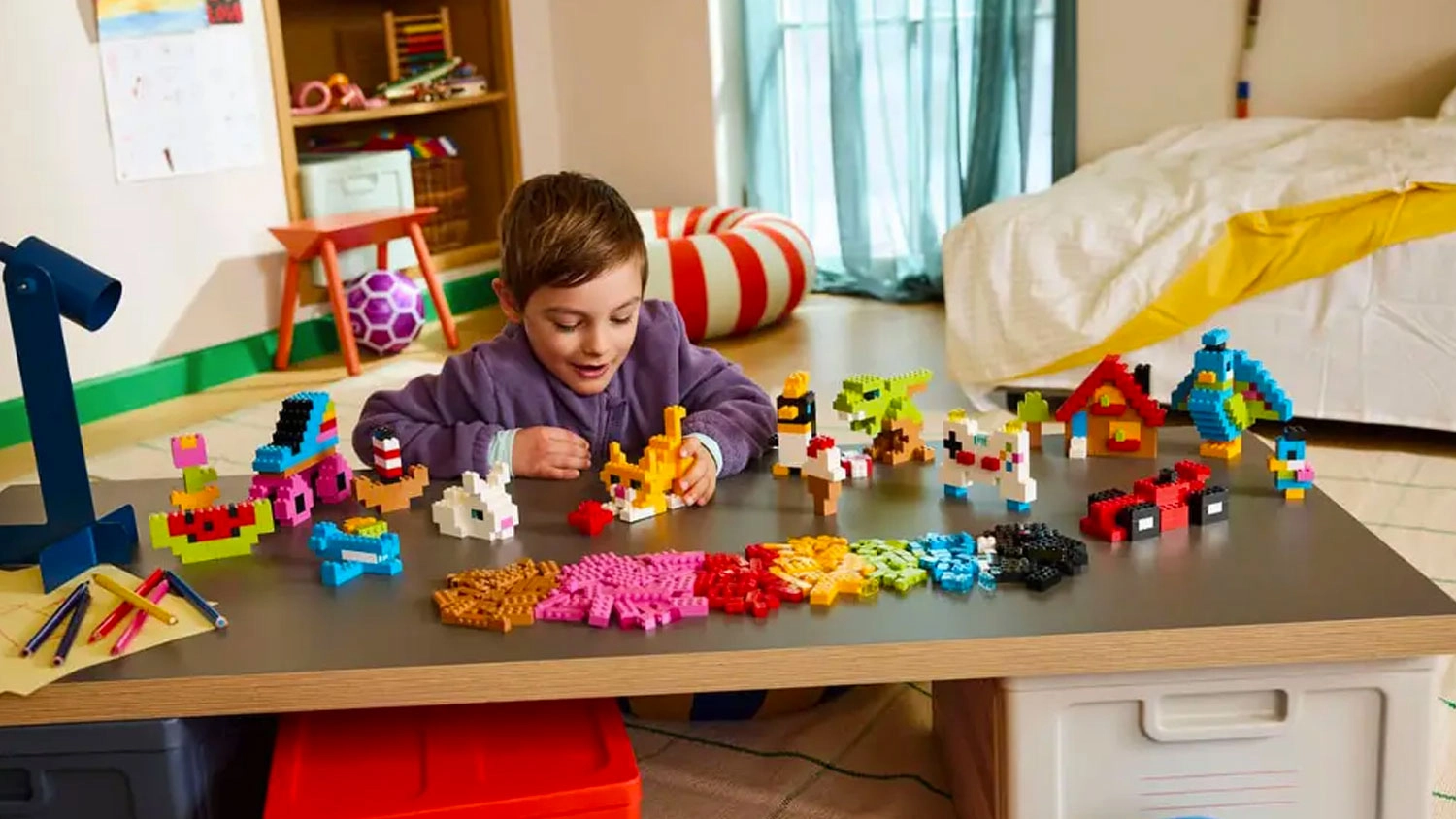 Chlapec si stavia kocky LEGO® Classic 11045 Pestrofarebné kreatívne kocky