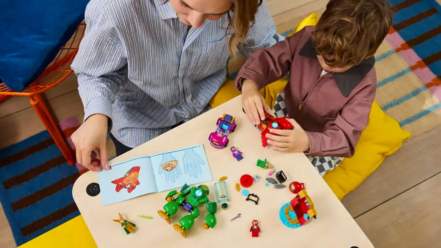 Chlapec s maminkou stav&iacute; kostky LEGO&reg; Marvel 11211 Loki vs. Iron Manův t&yacute;m podle n&aacute;vodu