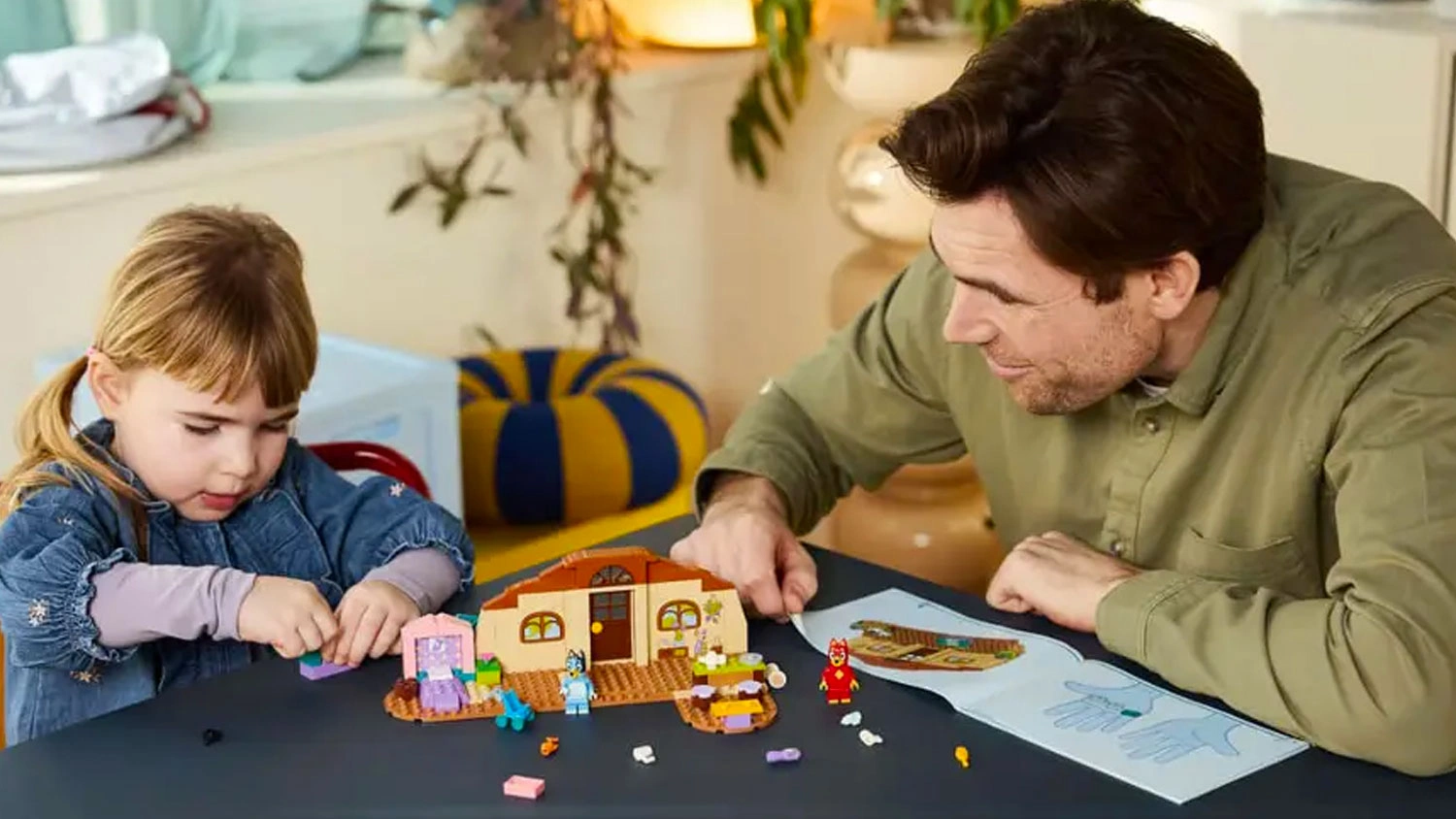 Dievčatko s ockom stavia kocky LEGO&reg; Bluey 11221 Rusty, Bluey a &scaron;kola