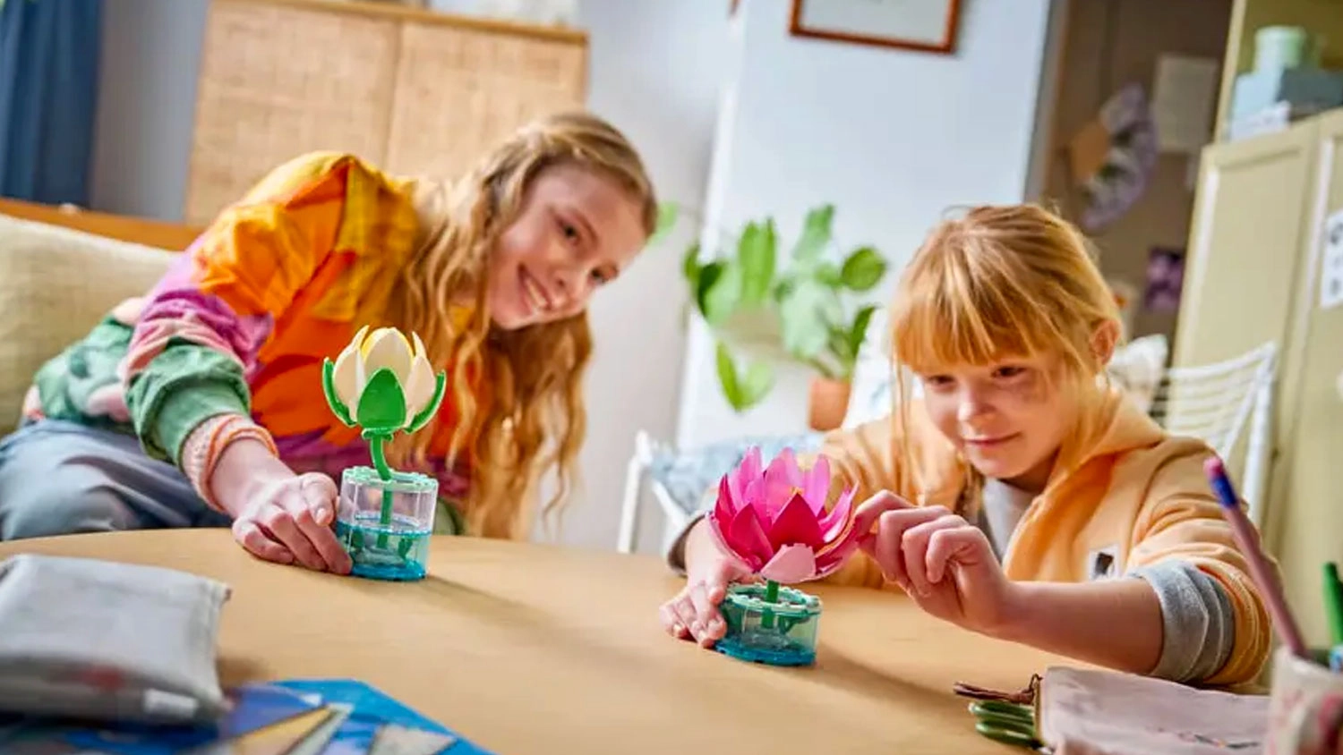Dvě d&iacute;vky si hraj&iacute; s LEGO&reg; Botanicals 11511 Lekn&iacute;ny