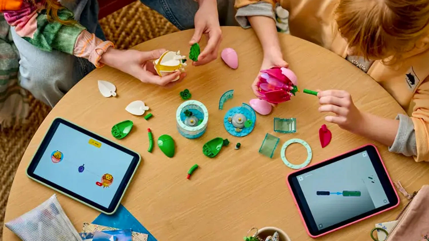 Děvčata si stav&iacute; kostky LEGO&reg; Botanicals 11511 Lekn&iacute;ny podle aplikace