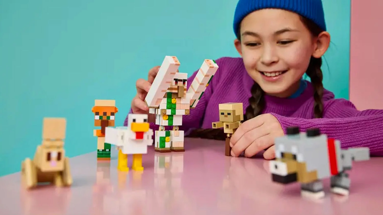 Holčička si hraje se stavebnic&iacute; LEGO&reg; Minecraft&reg; 21592 Kuřec&iacute; žokej a &uacute;tok v pou&scaron;ti