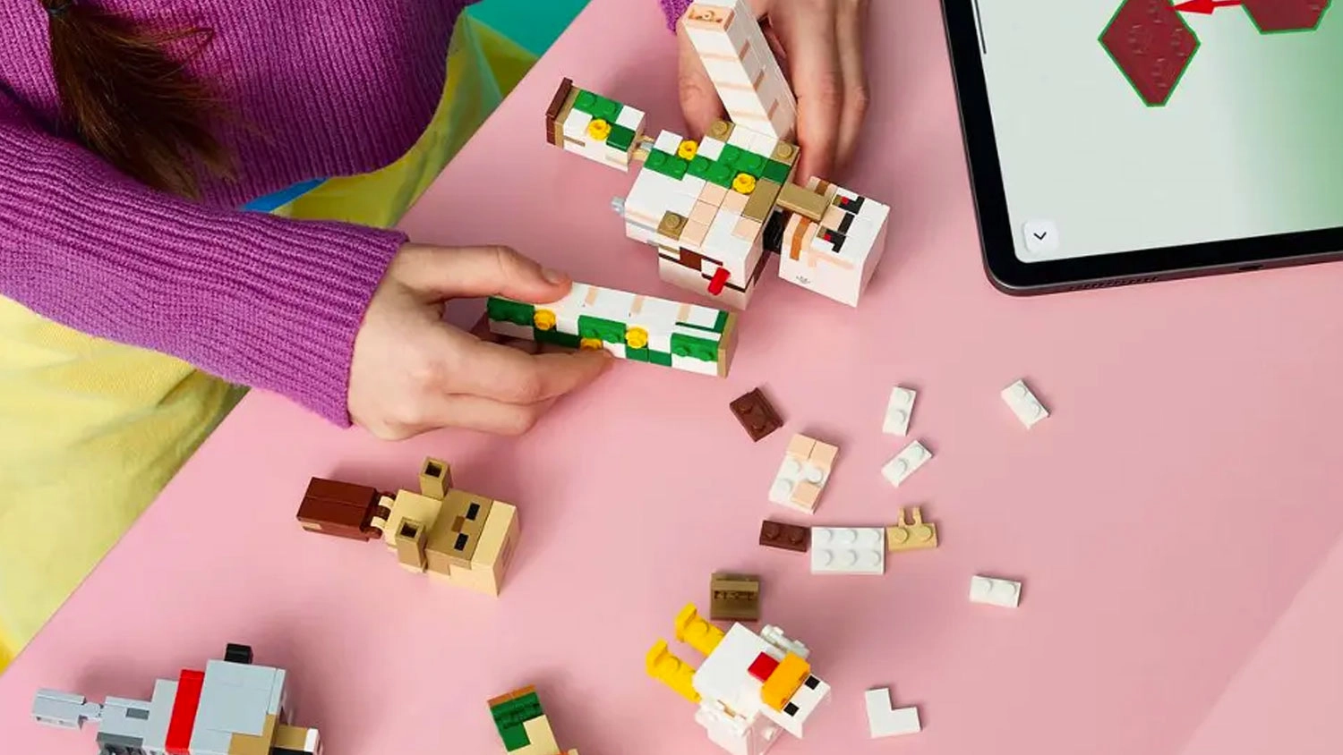 D&iacute;vka stav&iacute; kostky LEGO&reg; Minecraft&reg; 21592 Kuřec&iacute; žokej a &uacute;tok v pou&scaron;ti pomoc&iacute; aplikace