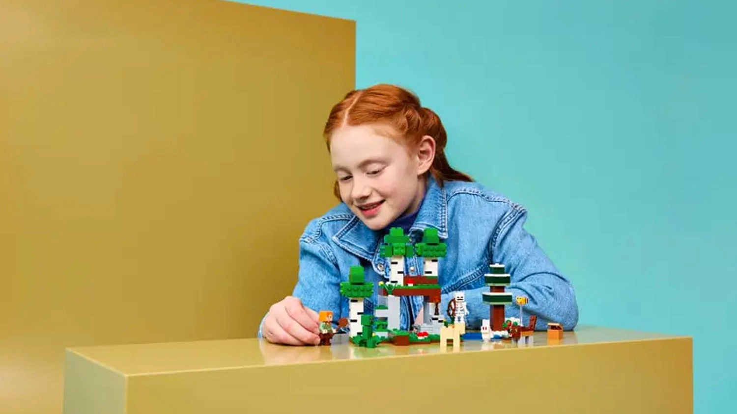 Holčička se stavebnic&iacute; LEGO&reg; Minecraft&reg; 21593 Prvn&iacute; nočn&iacute; dobrodružstv&iacute;