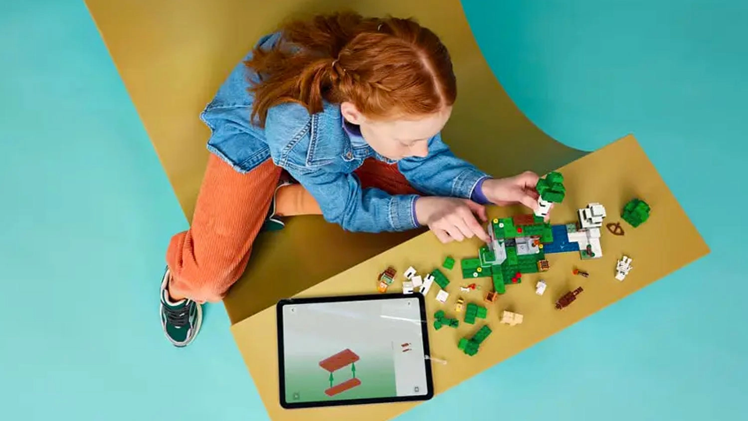Holčička stav&iacute; kostky LEGO&reg; Minecraft&reg; 21593 Prvn&iacute; nočn&iacute; dobrodružstv&iacute; dle aplikace