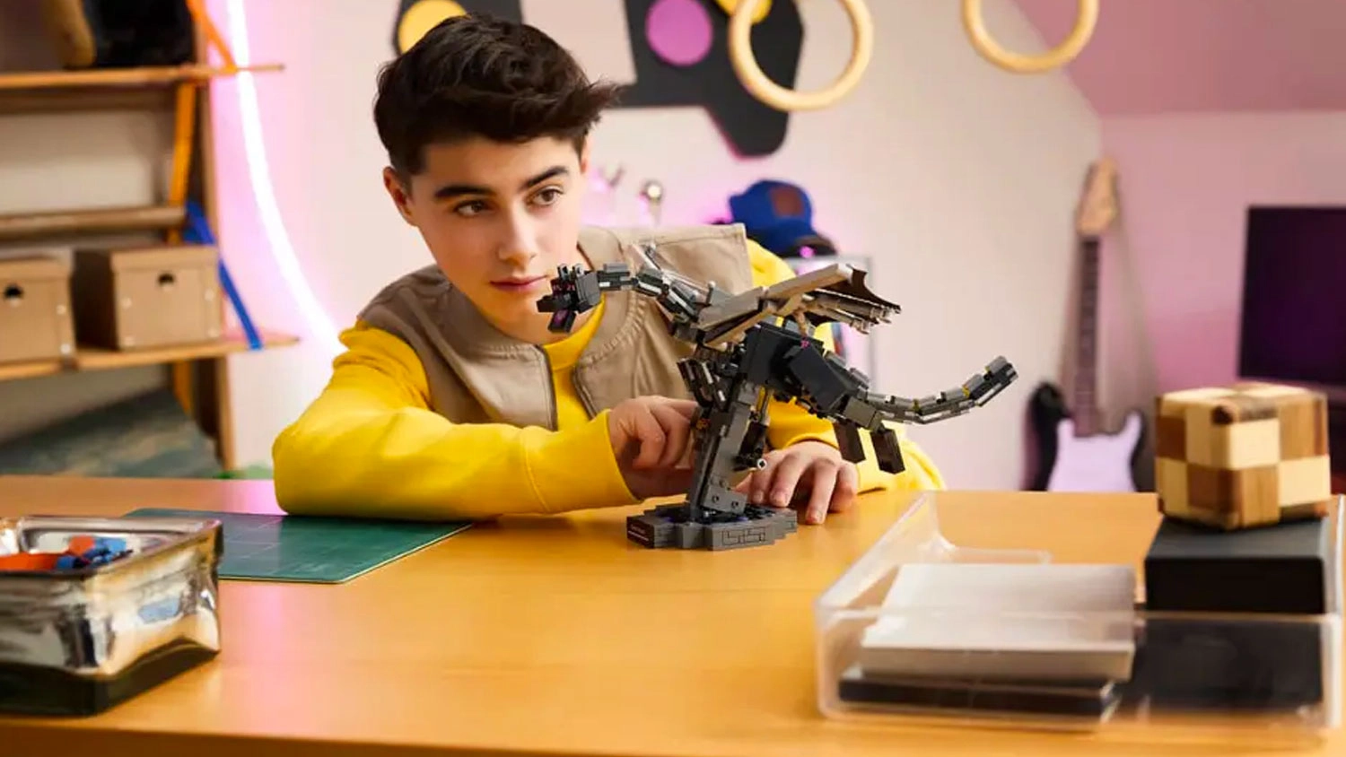 Chlapec si hr&aacute; s LEGO&reg; Minecraft&reg; 21595