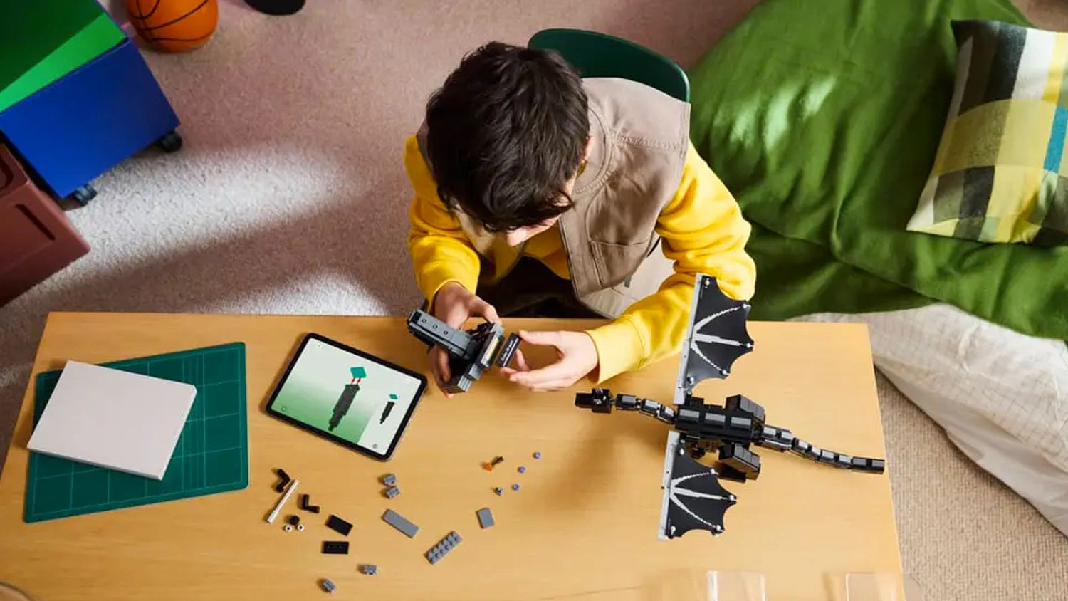 Chlapec stavia kocky LEGO&reg; Minecraft&reg; 21595 Drak z Enderu podľa aplik&aacute;cie