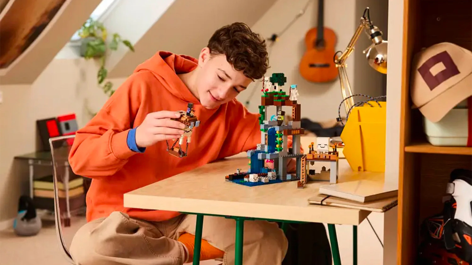 Chlapec si hraje se stavebnicí LEGO®