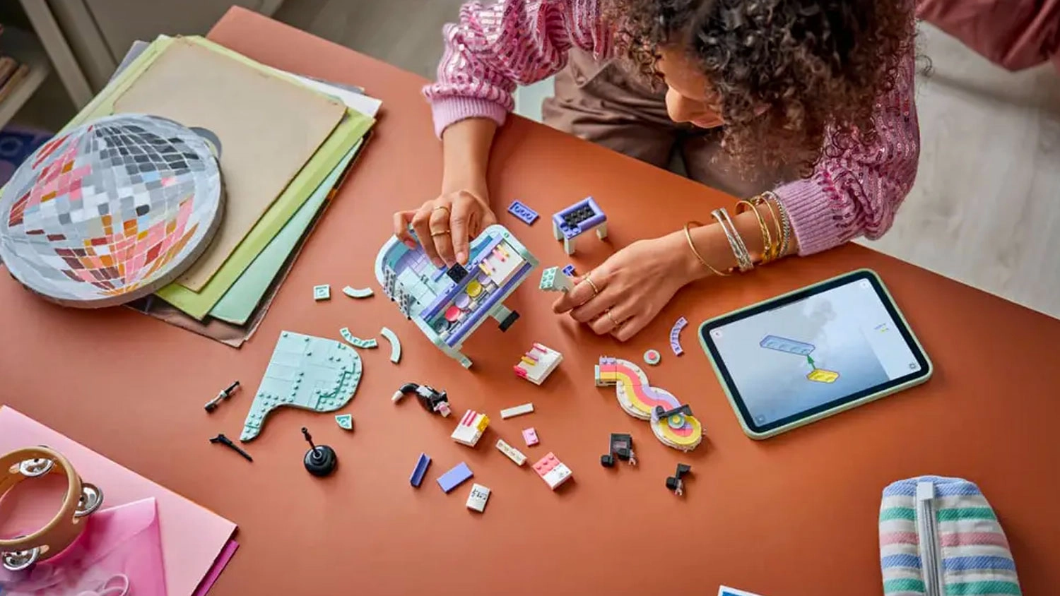 Dievča stavia LEGO&reg; Creator 3 v 1 31392 Hudobn&aacute; dekor&aacute;cia: Klav&iacute;r s mačkou pomocou aplik&aacute;cie