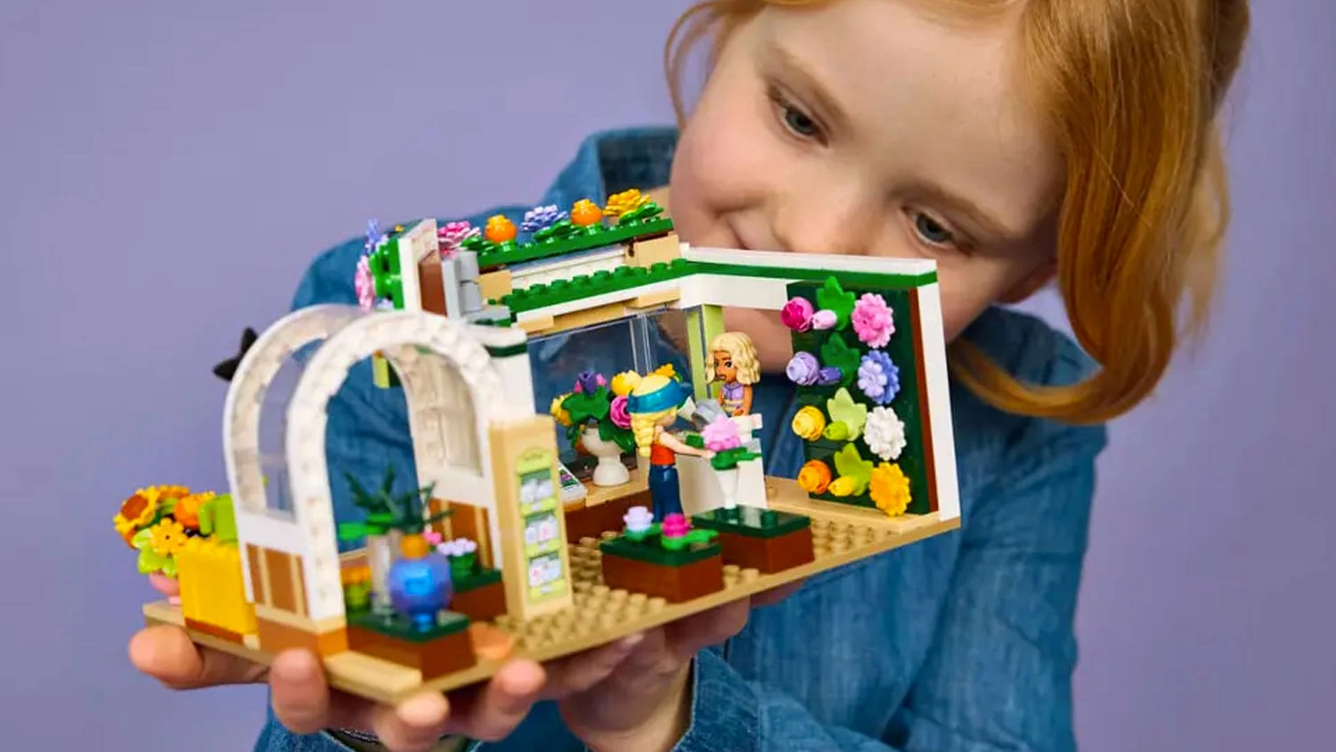 Holčička se stavebnic&iacute; LEGO&reg; Friends 42693 Kreativn&iacute; květin&aacute;řstv&iacute;