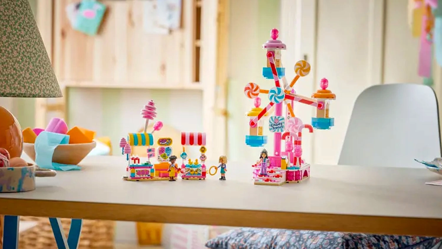 Postavený kolotoč LEGO® Friends 42700 Kolotoč so sladkosťami a cupcakmi
