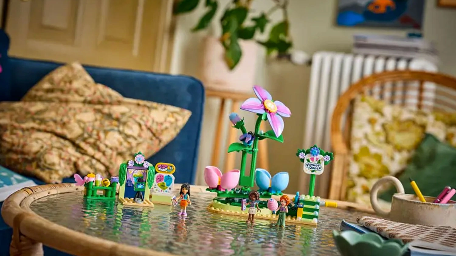 Postaven&yacute; kolotoč LEGO&reg; Friends 42702 Květinov&yacute; kolotoč s v&iacute;lami