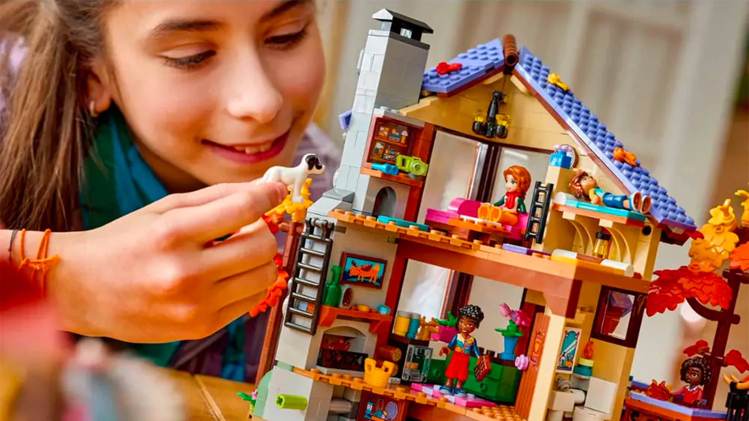 Dívka si hraje s postavičkami LEGO®