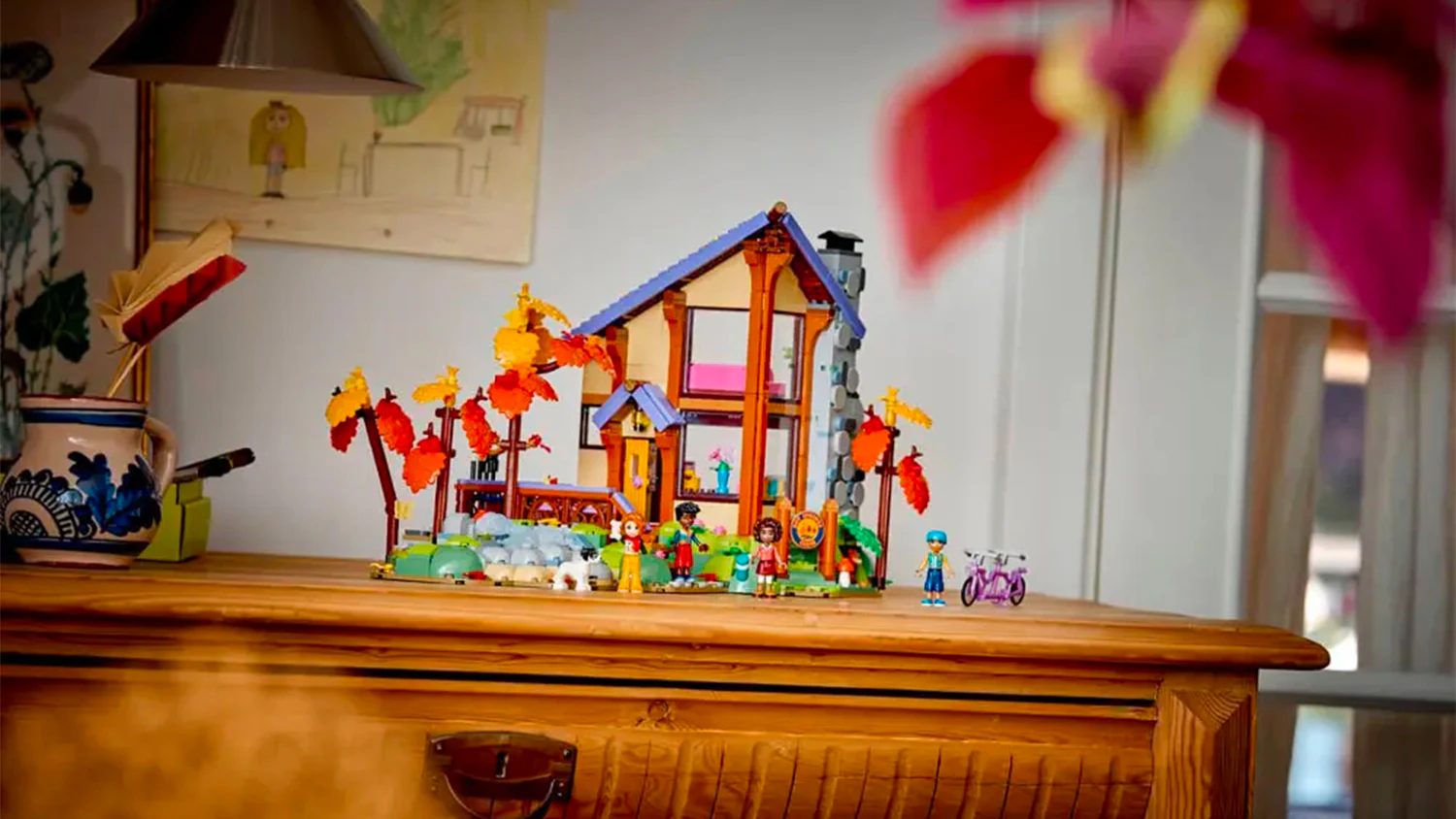 Stavebnice LEGO® vystavená na skříni