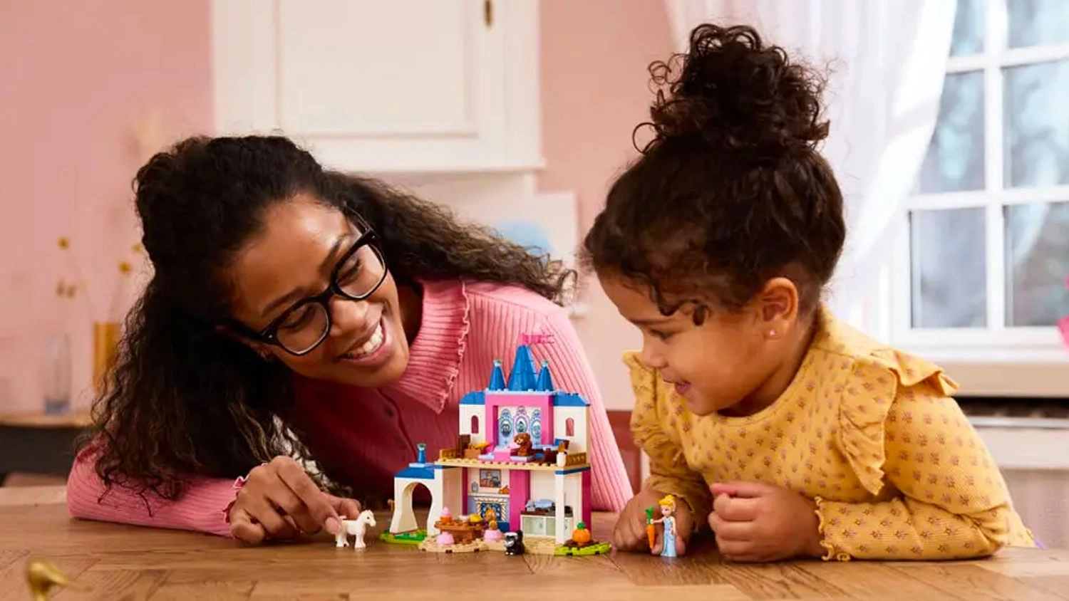 Holčička stav&iacute; kostky LEGO&reg; Disney Princess 43283 Popelčin z&aacute;mek a jej&iacute; zv&iacute;řec&iacute; př&aacute;tel&eacute;