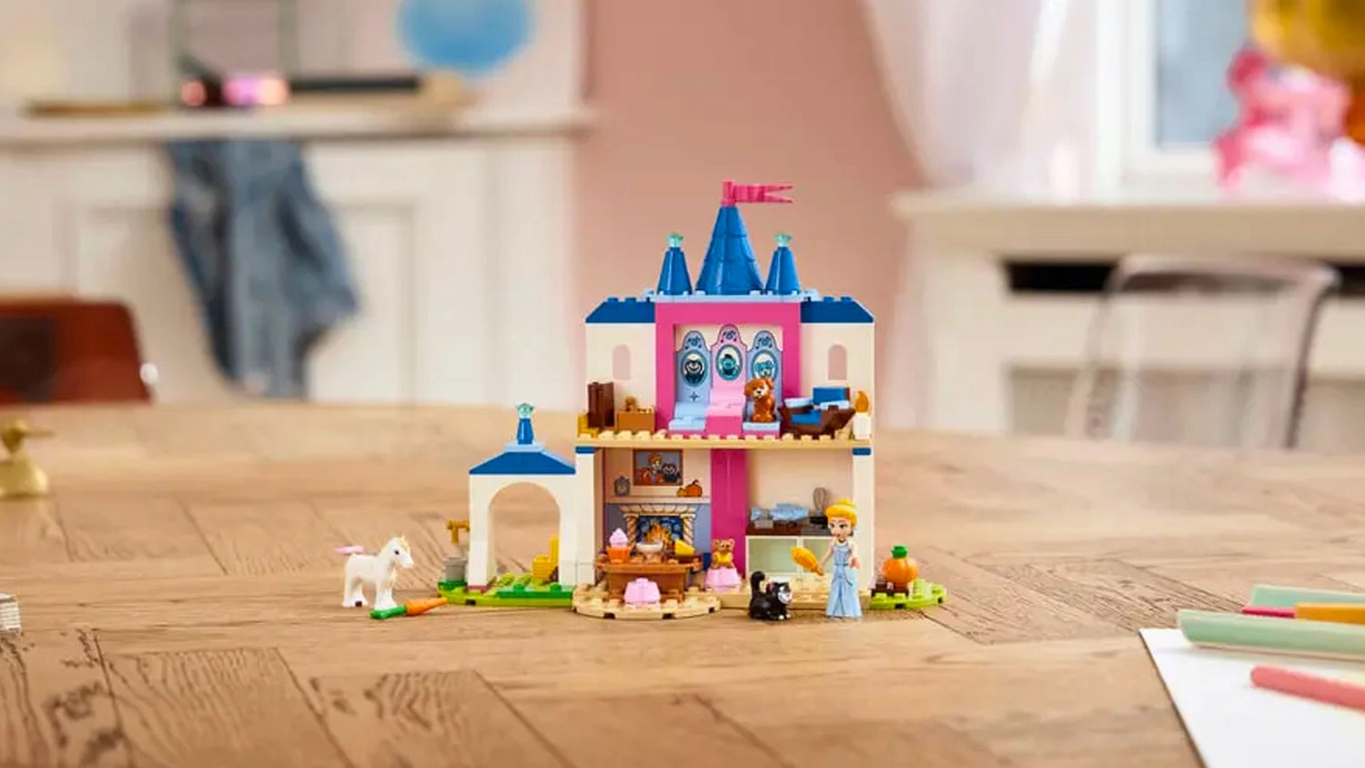 Vystaven&yacute; z&aacute;mek LEGO&reg; Disney Princess 43283 Popelčin z&aacute;mek a jej&iacute; zv&iacute;řec&iacute; př&aacute;tel&eacute; v pokoji