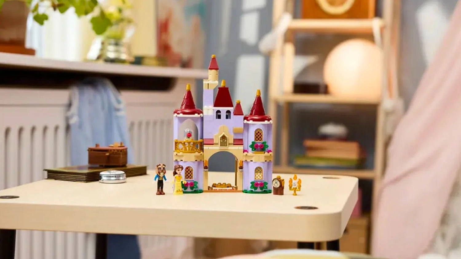 Postavený zámok LEGO® Disney Princezná 43289 Kráska a zviera vystavený v izbe