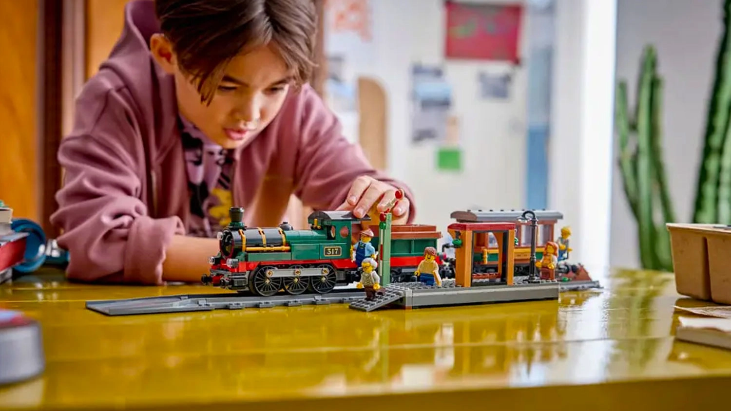 Chlapec si hraje se stavebnicí LEGO® City 60511 Vintage parní vlak