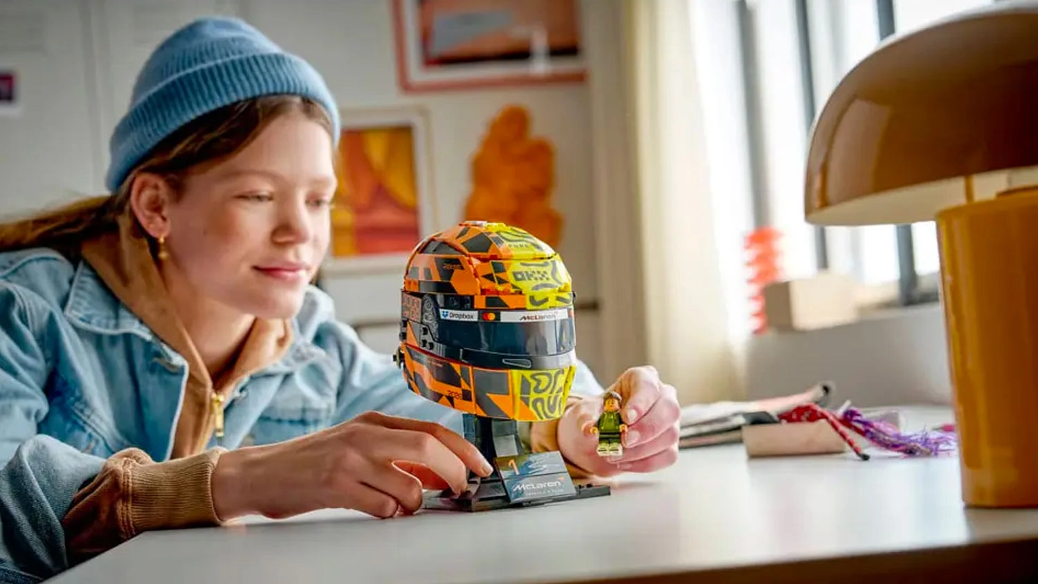 Chlapec staví stavebnici LEGO® Editions 43023 Helma Lando Norris