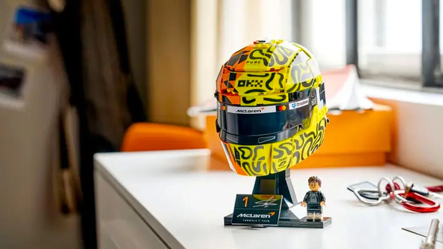 Vystavená přilba Stavebnice LEGO® Editions 43023 Helma Lando Norris z týmu McLaren Mastercard F1®