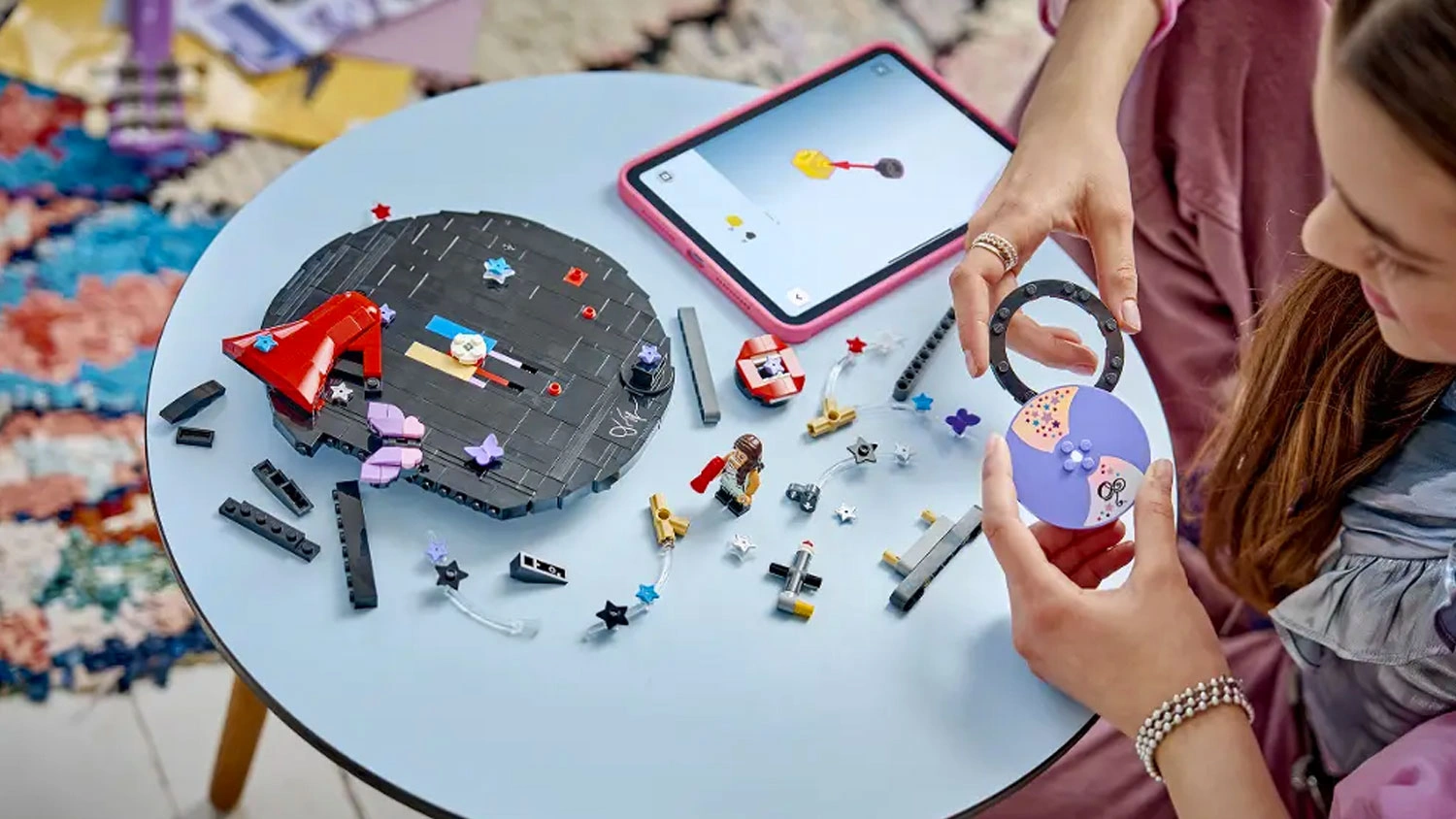 Dievča stavia podľa aplik&aacute;cie LEGO&reg; Builder kocky LEGO&reg; Editions 43028 Platňa Olivie Rodrigo