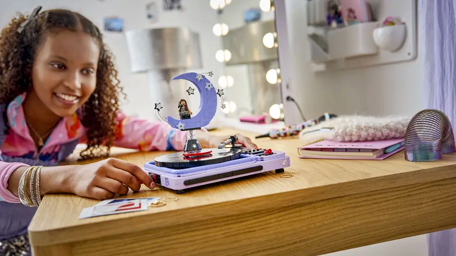 Dievča si hrá s modelom LEGO® Editions 43029 Olivia Rodrigo: Koncert pri mesačnom svite