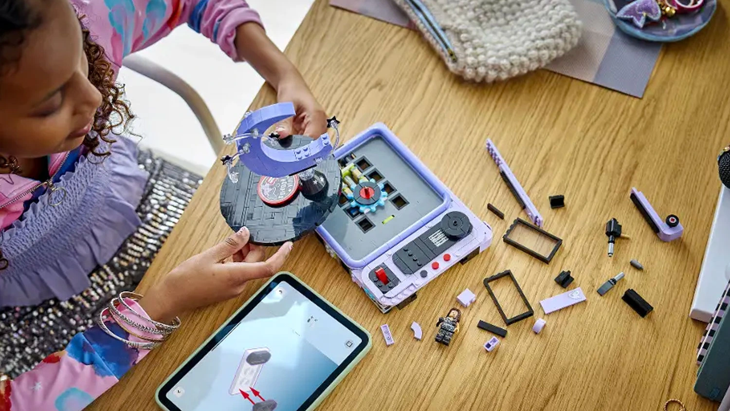 Dievča stavia pomocou aplikácie LEGO® Builder kocky LEGO® Editions 43029 Olivia Rodrigo: Koncert za mesačného svitu