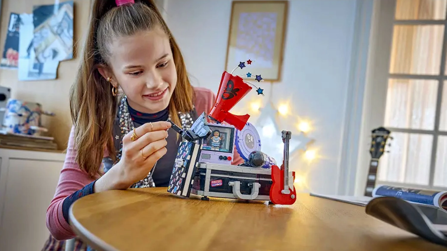 Dívka staví kostky LEGO® Editions 43030 Tajná skrýš Olivie Rodrigo