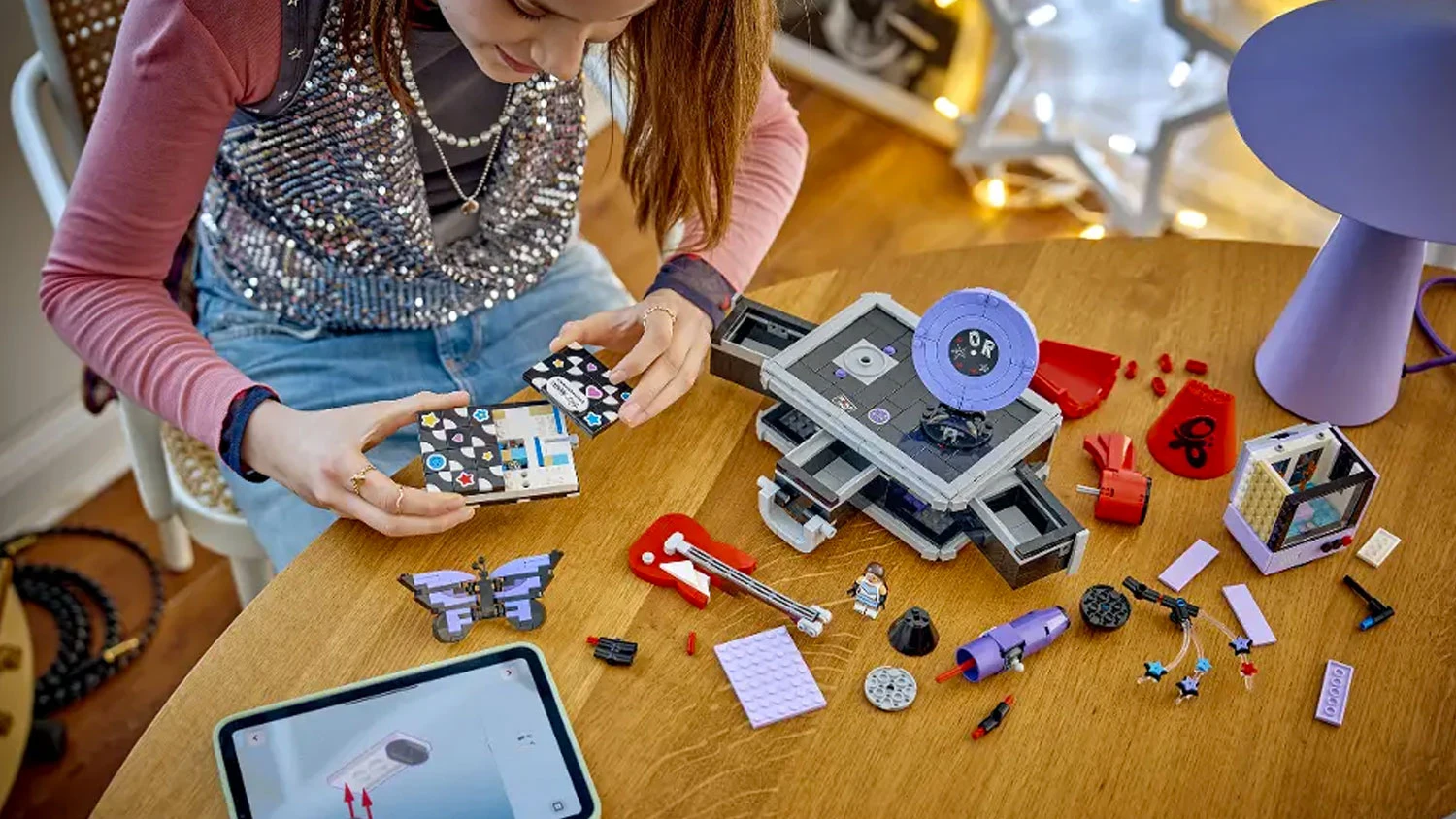 Dívka staví podle aplikace LEGO® Builder