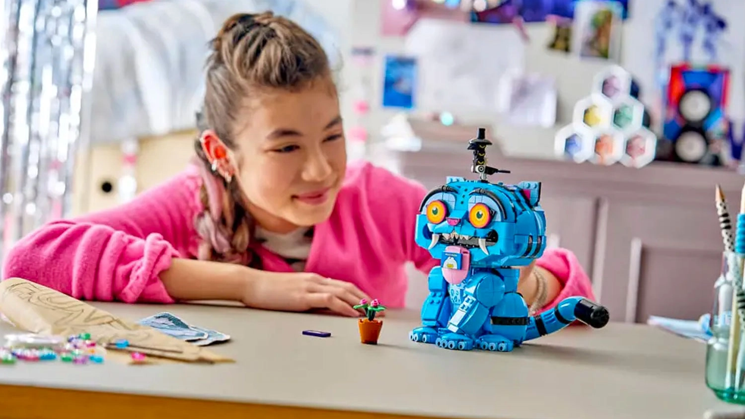Dievča stavá LEGO® KPop: Demon Hunters™ 72537 Tiger Derpy a vtáčik Sussie