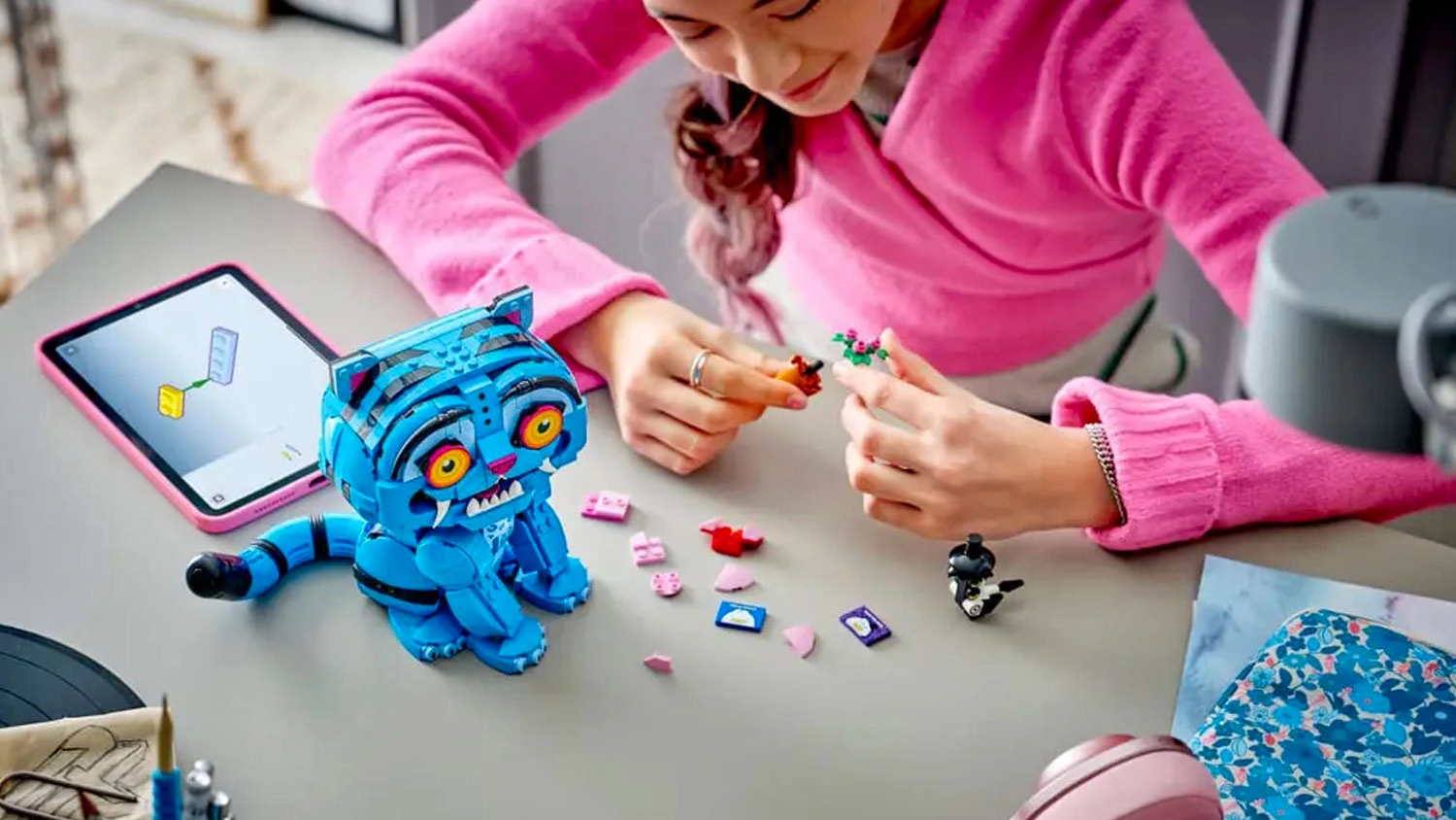 Dievča zostavuje podľa aplikácie LEGO® Builder kocky LEGO® KPop: Demon Hunters™ 72537 Tiger Derpy a vtáčik Sussie