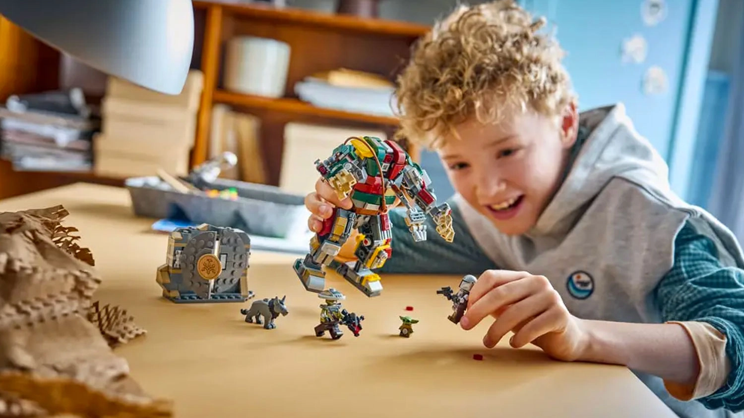 Chlapec stav&aacute; kocky LEGO&reg; Star Wars&trade; 75451 S&uacute;boj s ochrann&yacute;m droidom v pal&aacute;ci Hutta