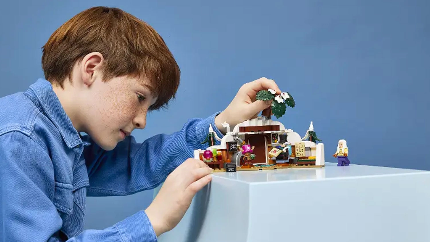 Chlapec si hrá s LEGO® ONE PIECE 75641 Úkryt Dr. Hiriluka