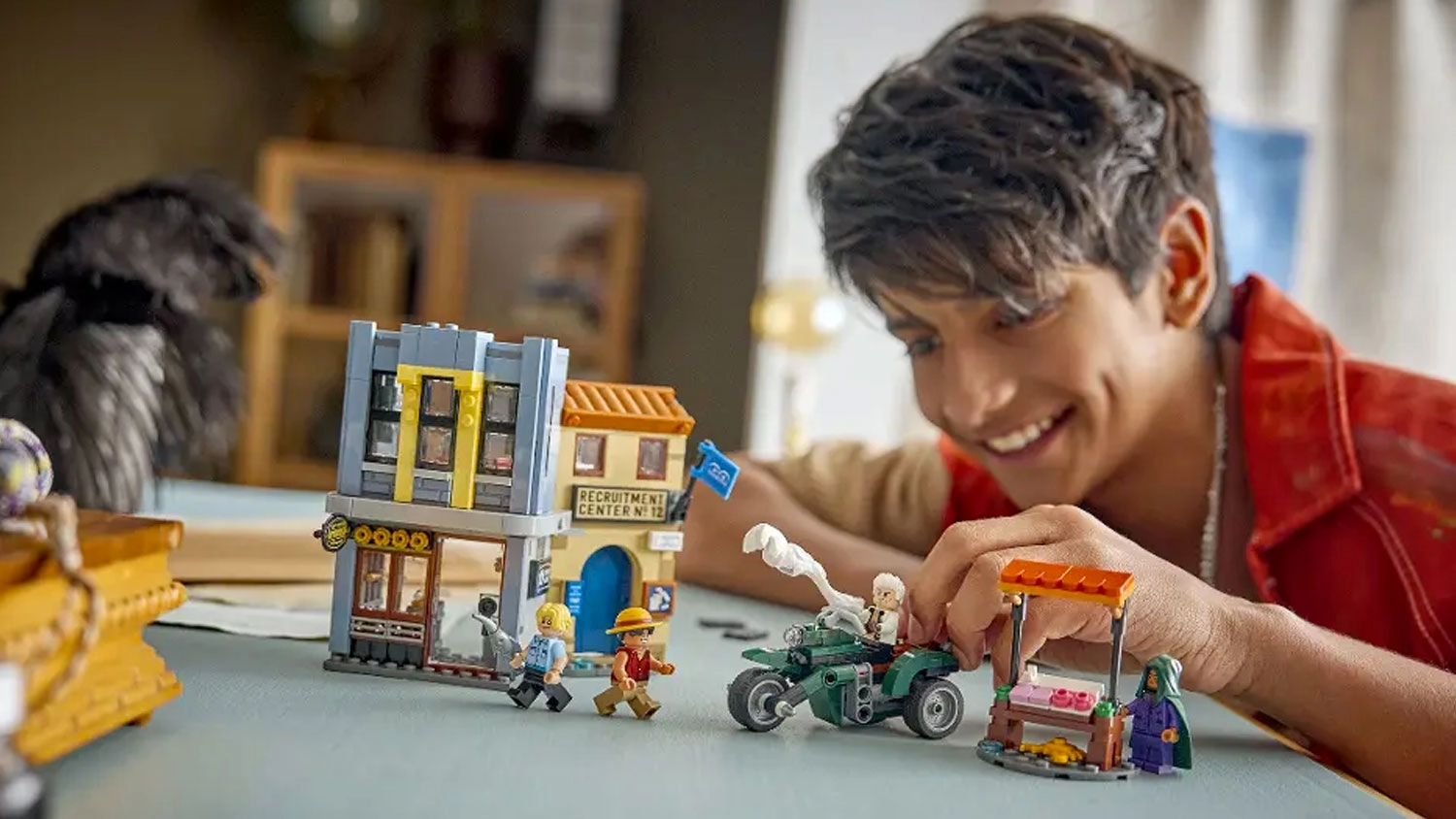 Chlapec stavia kocky LEGO® ONE PIECE 75642 Súboj s kapitánom Smokerom