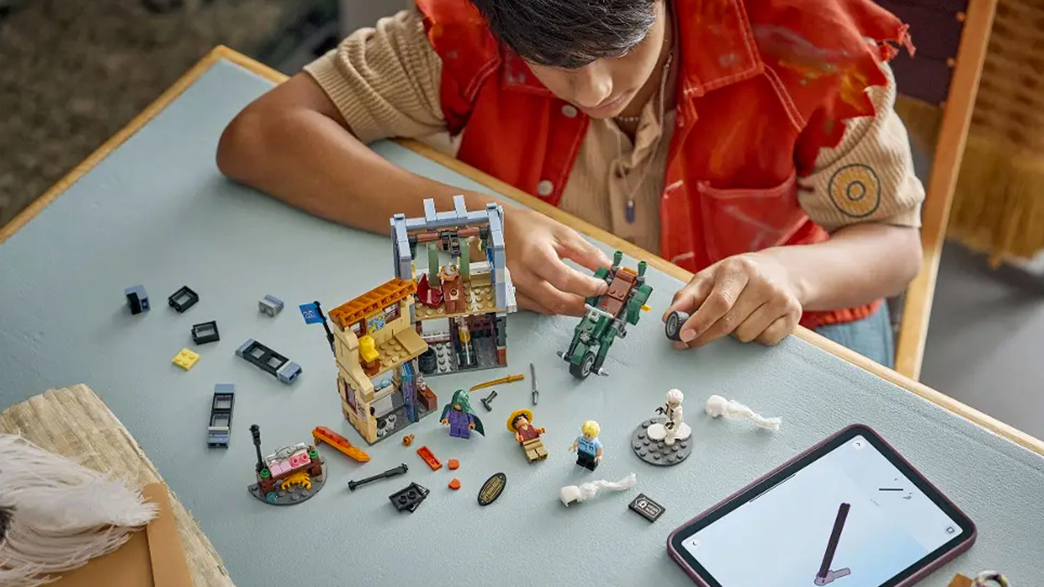 Chlapec stavá podľa aplikácie LEGO® Builder